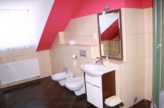 Мотели Noclegi Stokrotka Лежайск Четырехместный номер эконом-класса с общей ванной комнатой-4