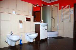 Мотели Noclegi Stokrotka Лежайск Четырехместный номер эконом-класса с общей ванной комнатой-5
