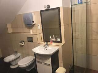 Мотели Noclegi Stokrotka Лежайск Четырехместный номер эконом-класса с общей ванной комнатой-10